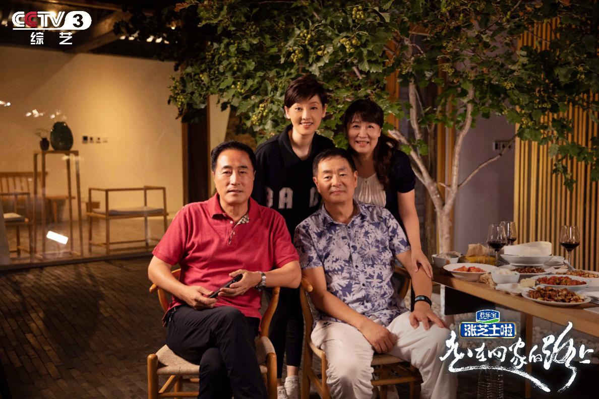 图片包含 人, 室内, 桌子, 对着
描述已自动生成