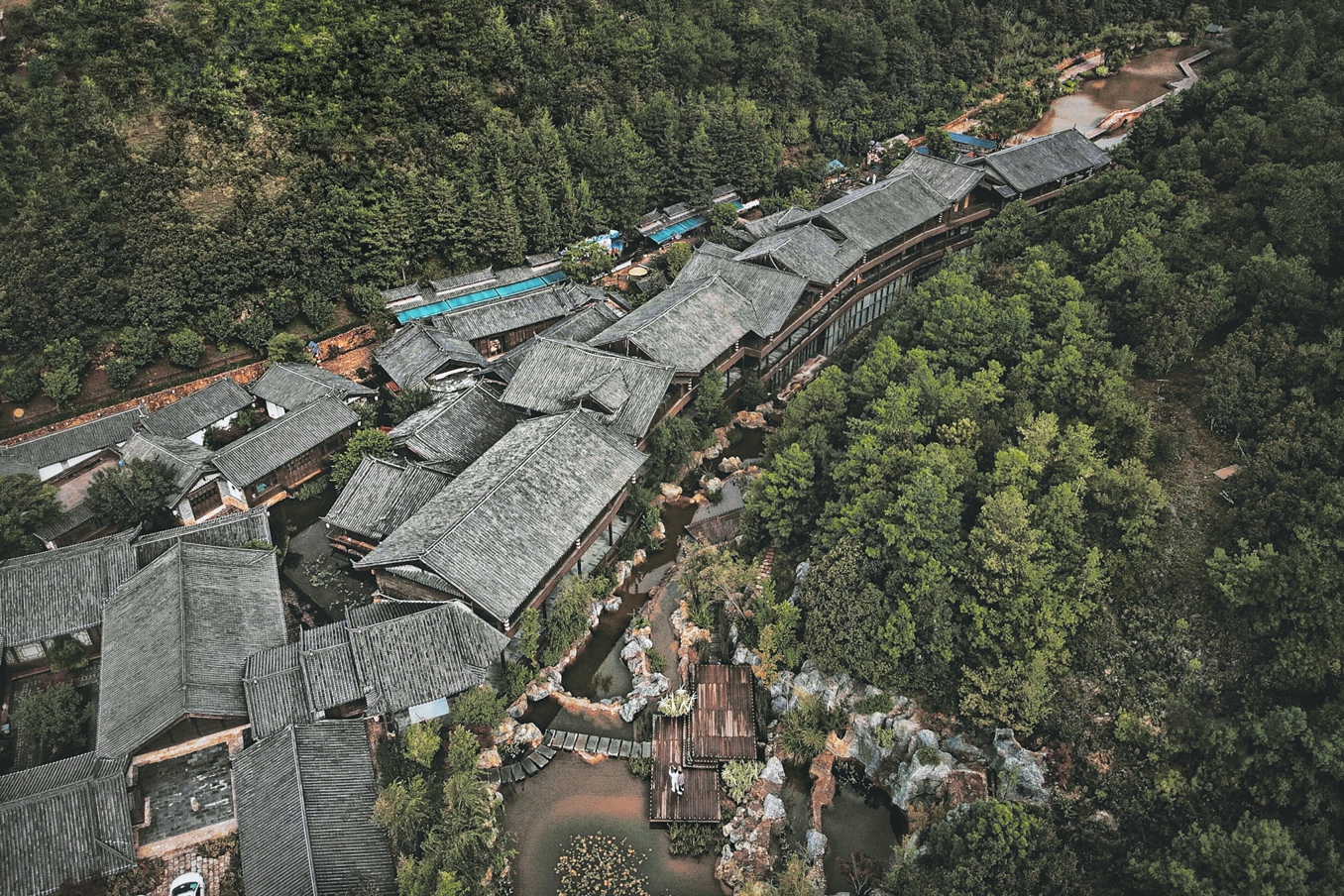 山上的建筑
描述已自动生成