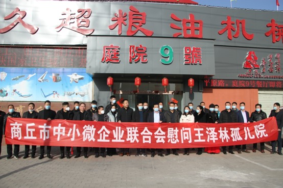街道上有店铺的标志红色背景白色的字
低可信度描述已自动生成